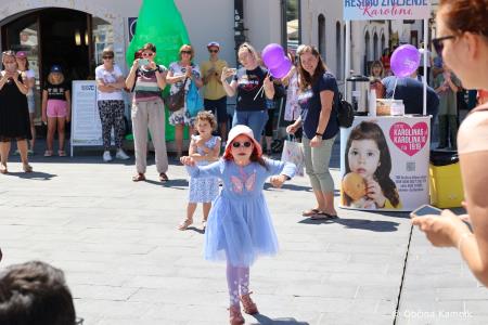 Kamnik obiskala bolna Karolina z družino  (9)